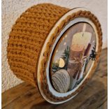 SZALONCUKORKATARTÓ DOBOZ GYERTYÁVAL DÍSZÍTVE