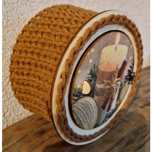 SZALONCUKORKATARTÓ DOBOZ GYERTYÁVAL DÍSZÍTVE