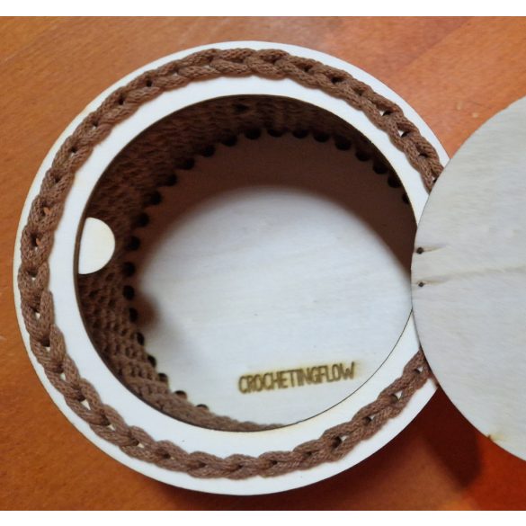 SZALONCUKORKATARTÓ DOBOZ GYERTYÁVAL DÍSZÍTVE